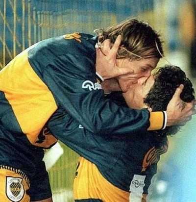 Maradona hôn Caniggia.